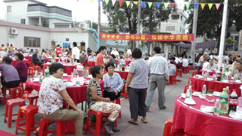 草莓污污视频漆廠家 明邦化工走進新塘社區愛心敬老.jpg